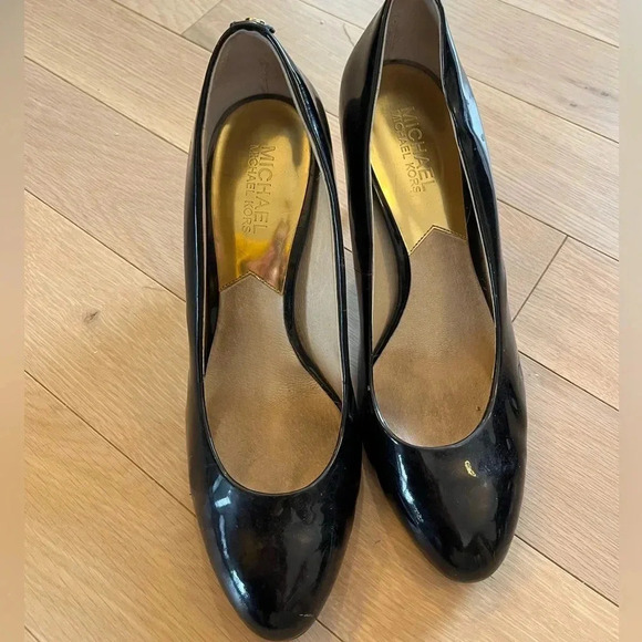 Micheal Kors black roud toe  pumps size 8.5 - Picture 3 of 16